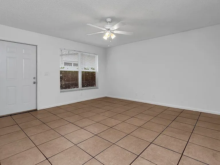 1320 Wellington St #B — Photo 6