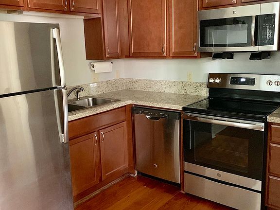 5th image of 401 E 10th St