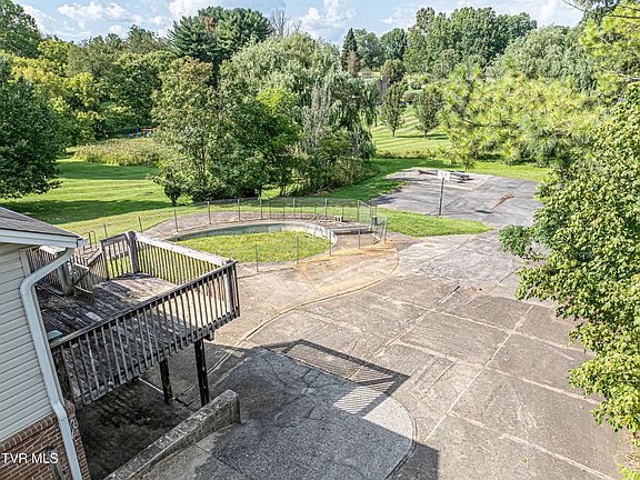 3rd image of 285 Bogey Dr