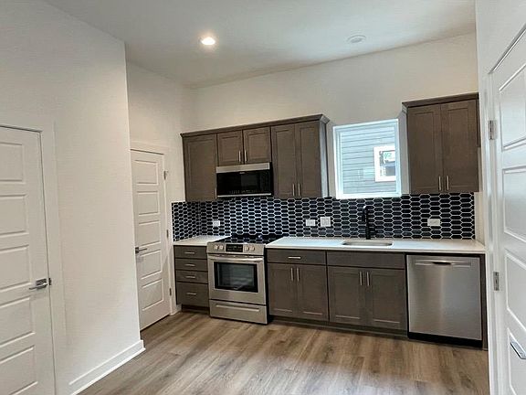 5th image of 210 W Poplar St #108