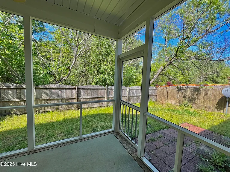 1860 Cambria Dr #B — Photo 17