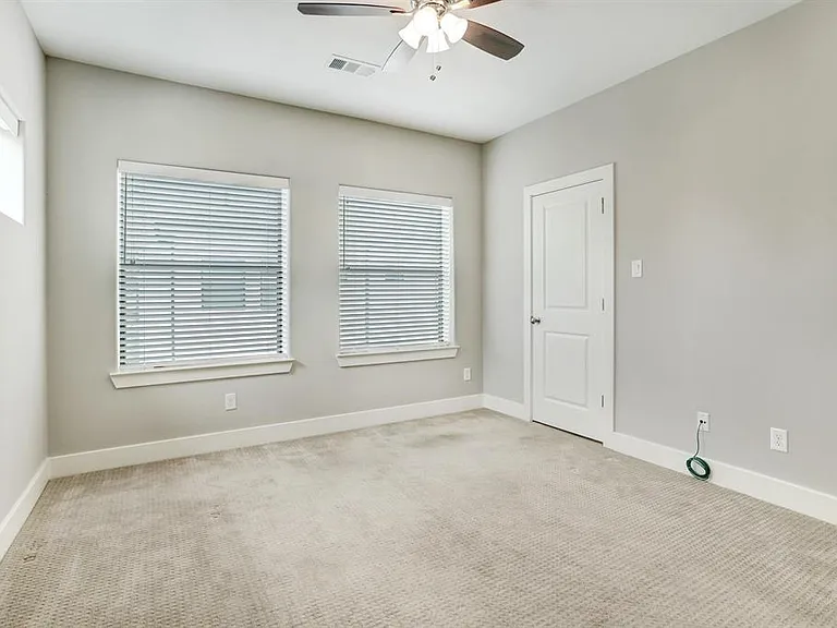 2545 Calumet St — Photo 12