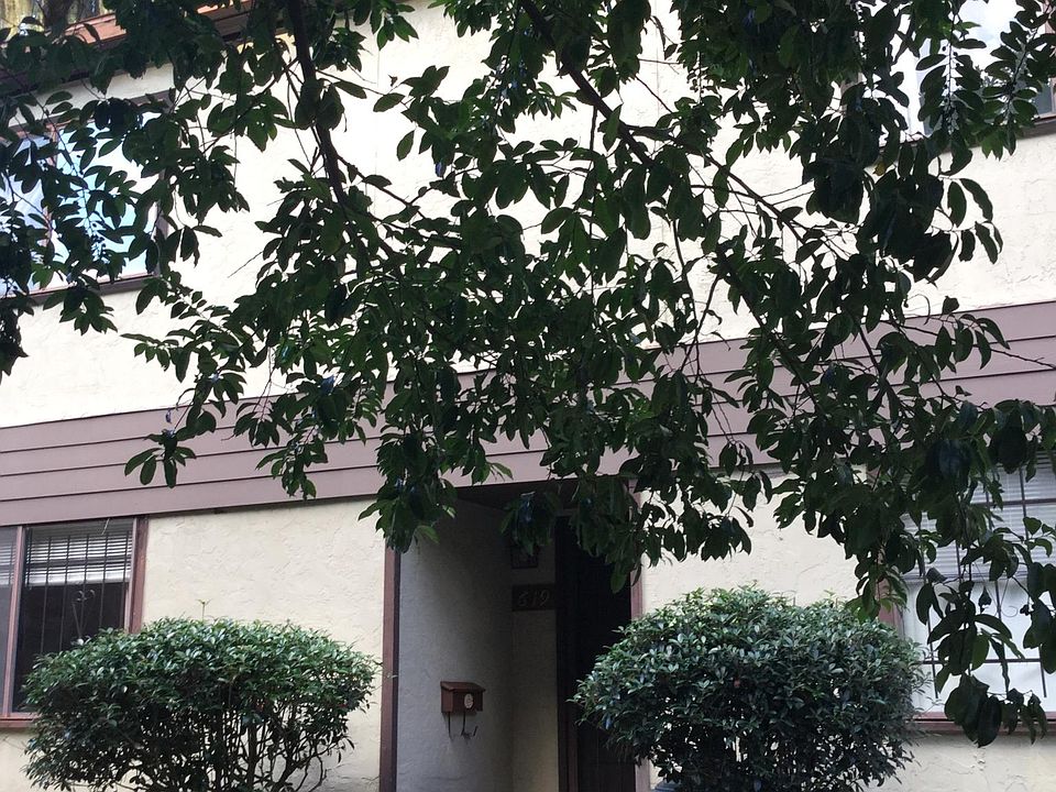 Large townhouse in a quiet section of the Oaks