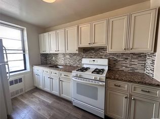 190 1st St #1J, Mineola, NY 11501