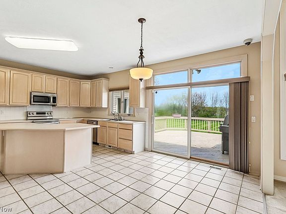 3rd image of 447 Barnhill Dr