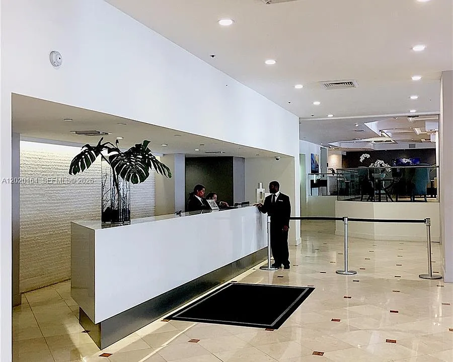 100 Lincoln Rd #303