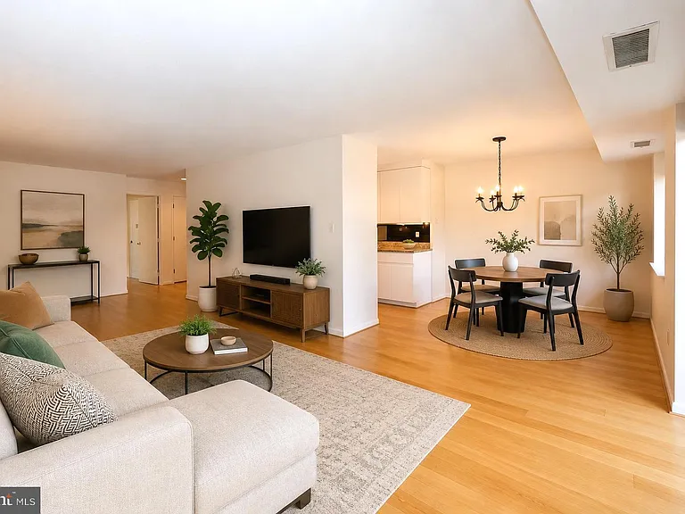 1637 Oakwood Dr #S122 — Photo 2