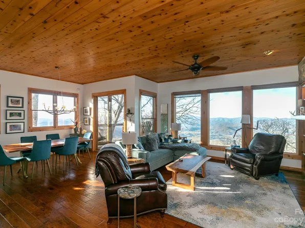 30 Club Villa Ct, Burnsville, NC 28714