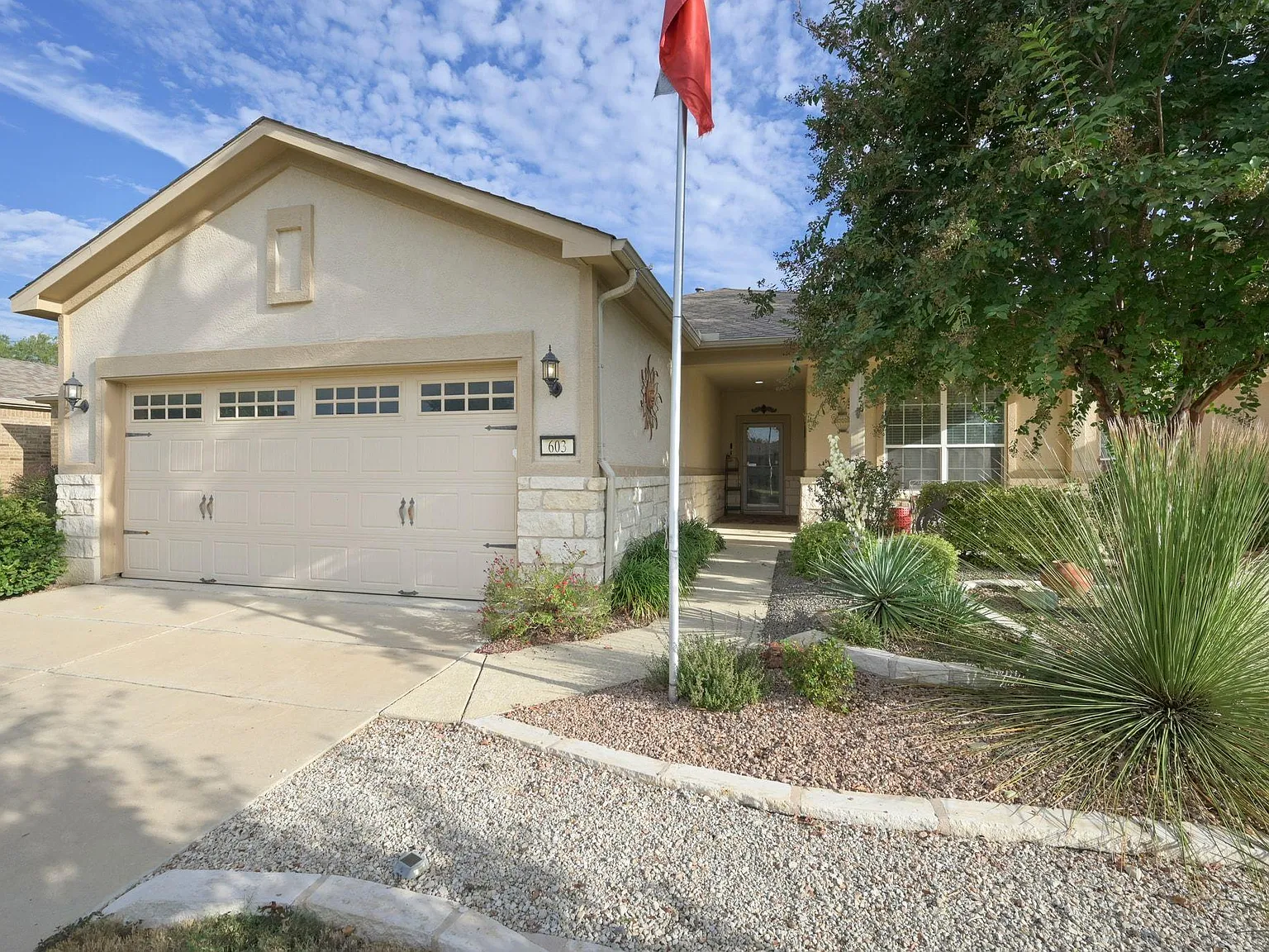 3 bed, 2.0 bath, 1624 sqft, $2,495 — Photo 2