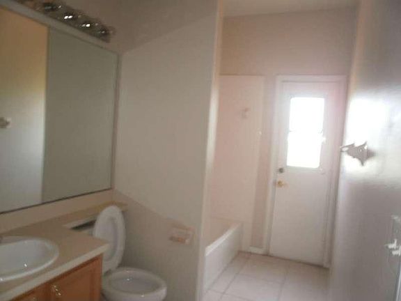 4th image of 3030 Victoria Dr