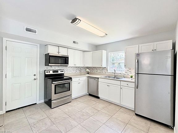 4th image of 1008 Rowe St