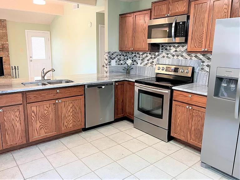 505 Valley Spring Dr — Photo 3