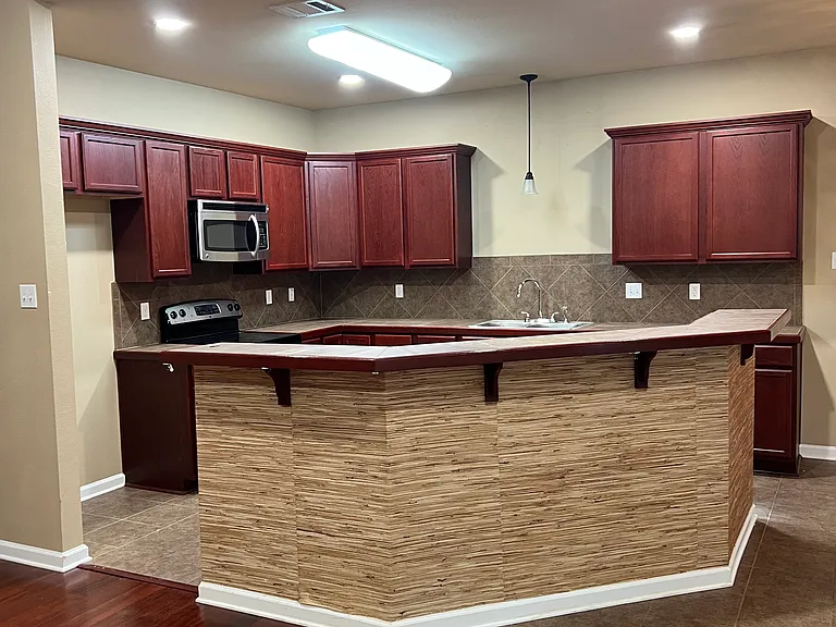 17068 Richmond Dr — Photo 3