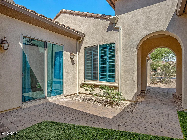 2447 N Wychwood Ct — Photo 4