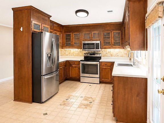 3rd image of 215 Oakview Cir