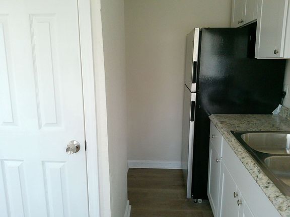 4th image of 638 Glazebrook Section #8-4