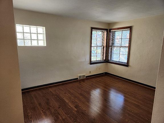 3rd image of 6330-6332 Sutherland Ave #1