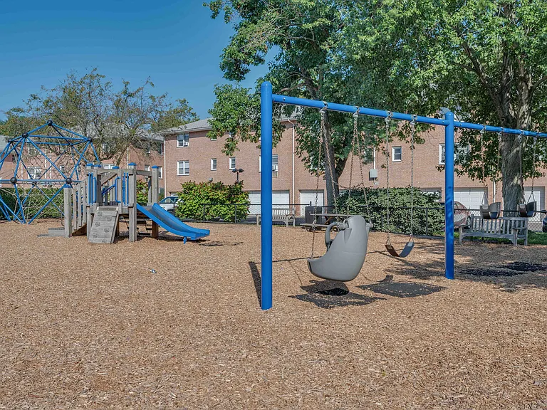 Crestwood Lake Apartments — Photo 73