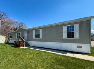 389 Rustic Ln N, Belleville, MI 48111