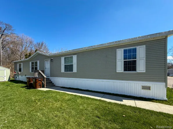 389 Rustic Ln N, Belleville, MI 48111