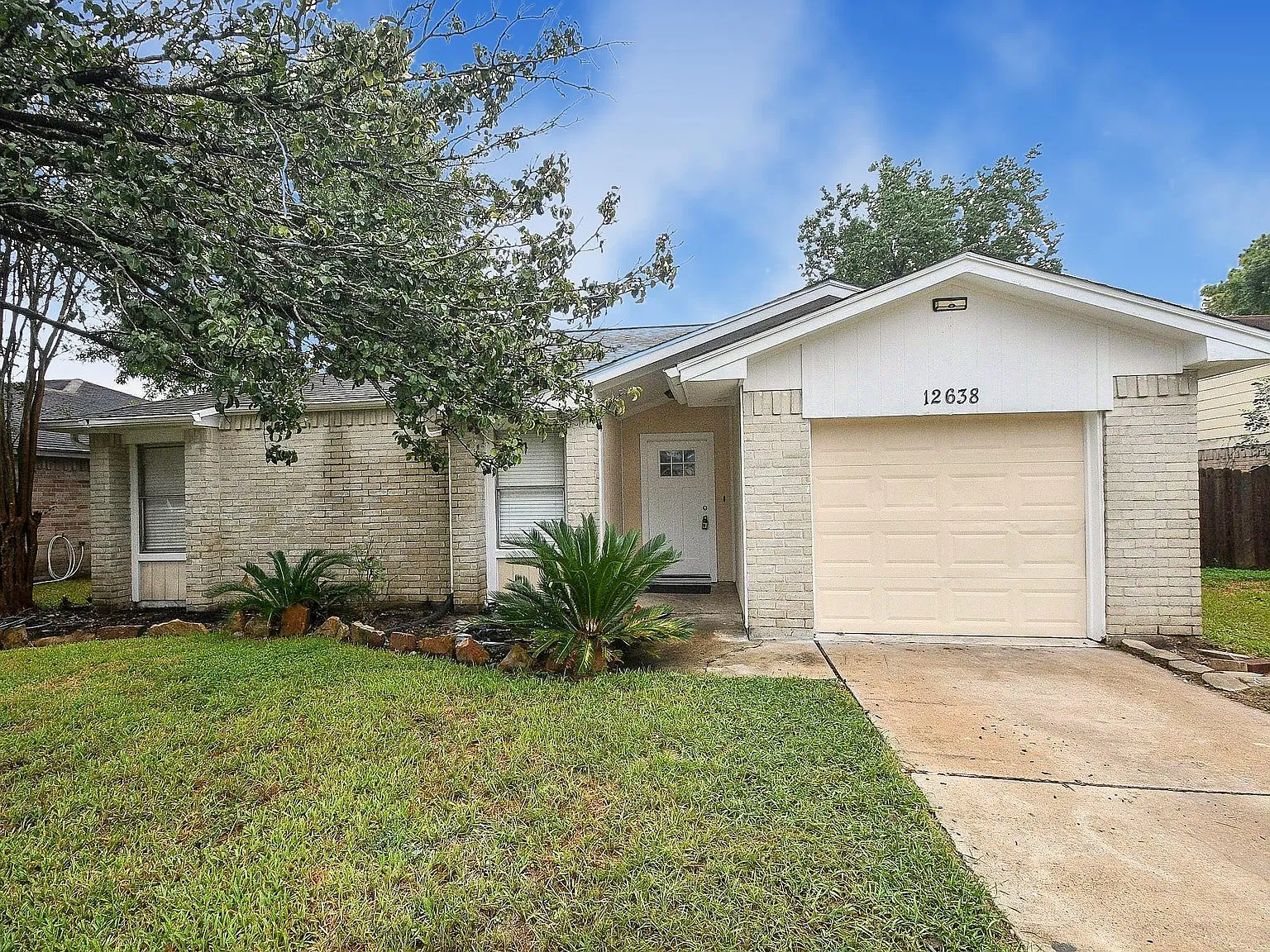 3 bed, 2.0 bath, 1394 sqft, $1,800 — Photo 1