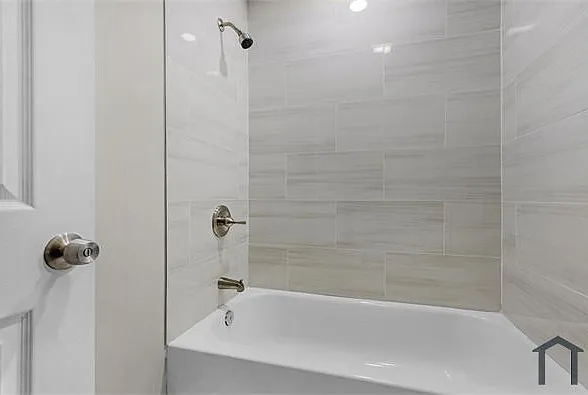 2533 Christian St — Photo 8