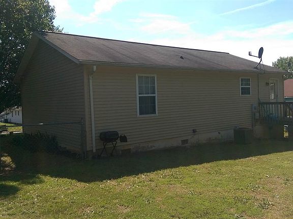 3rd image of 1009 7th Street Pl SE