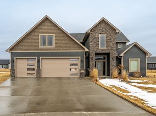 6182 Azalea Cir, Grand Forks, ND 58201