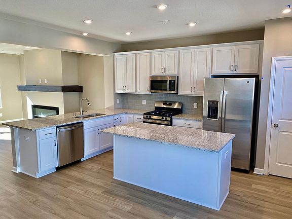 3rd image of 823 Roselyn Dr