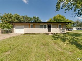895 Rogers Ln, Florissant, MO 63033