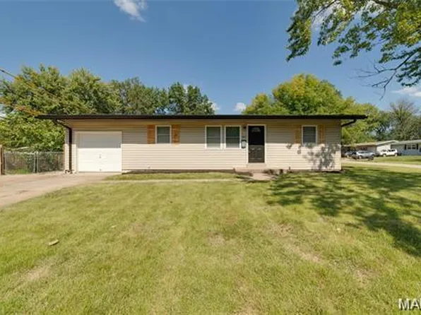 895 Rogers Ln, Florissant, MO 63033