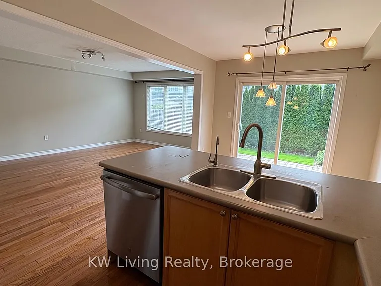 52 Dougherty Cres — Photo 8