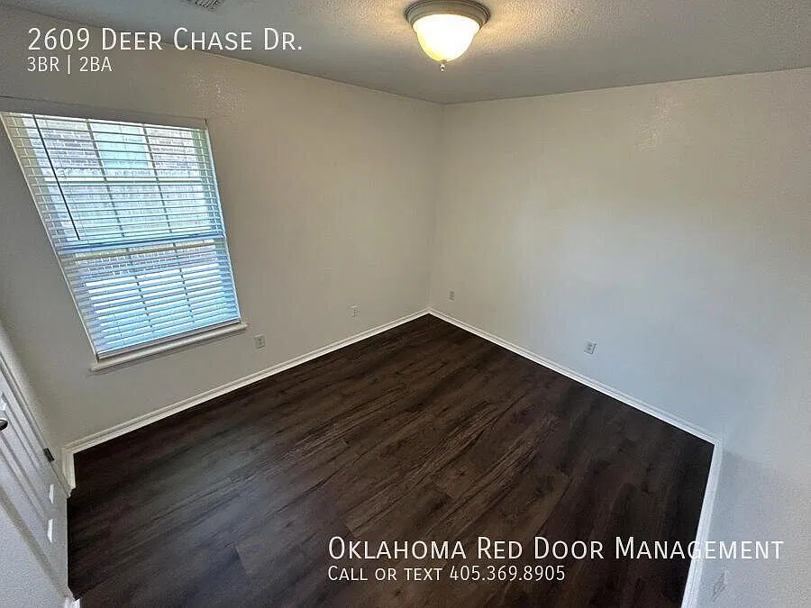 $500 off move in cost OR 1/2 off first full months rent! — Photo 4