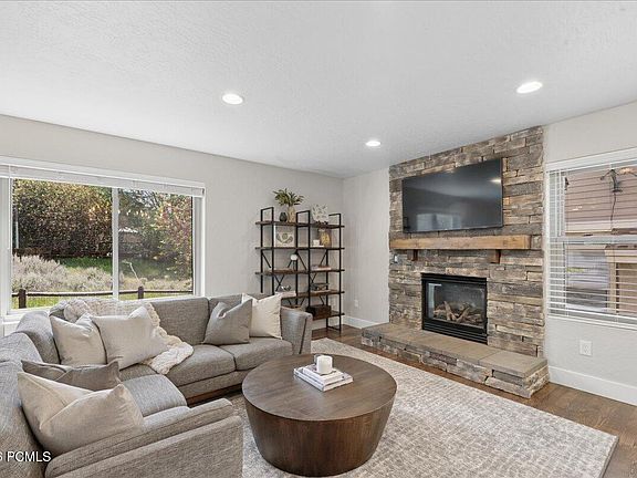 5th image of 1216 E Foxcrest Dr