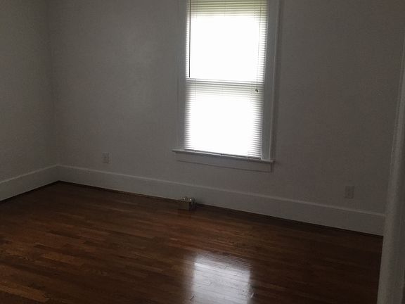 5th image of 216 Beatrice St