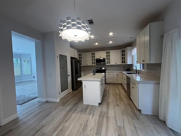 634 Compass Ct — Photo 4