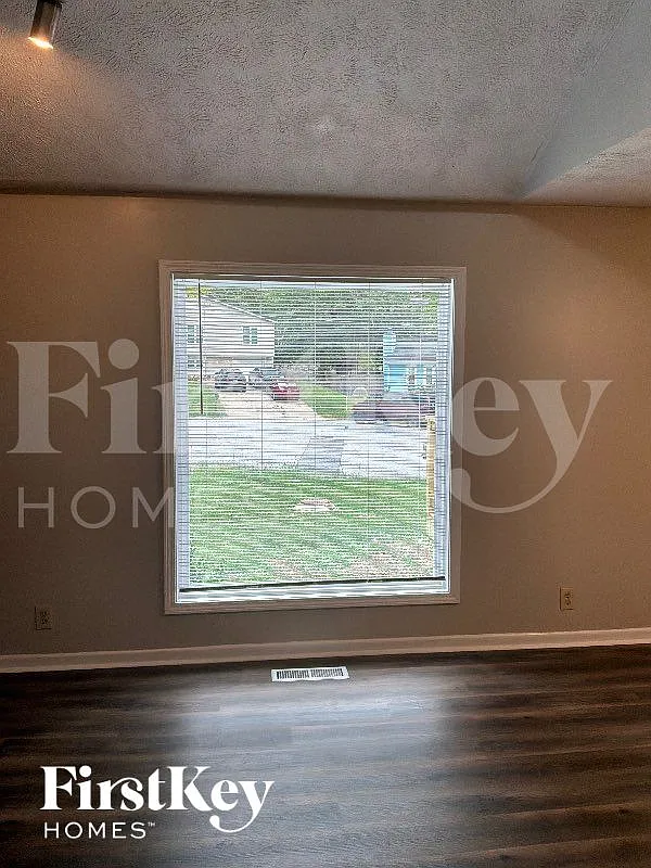 4 bed, 2.0 bath, 1900 sqft, $2,305 — Photo 4