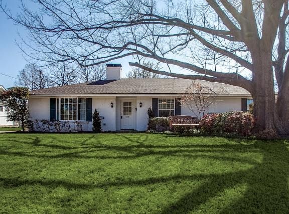 2nd image of 919 Blue Lake Cir