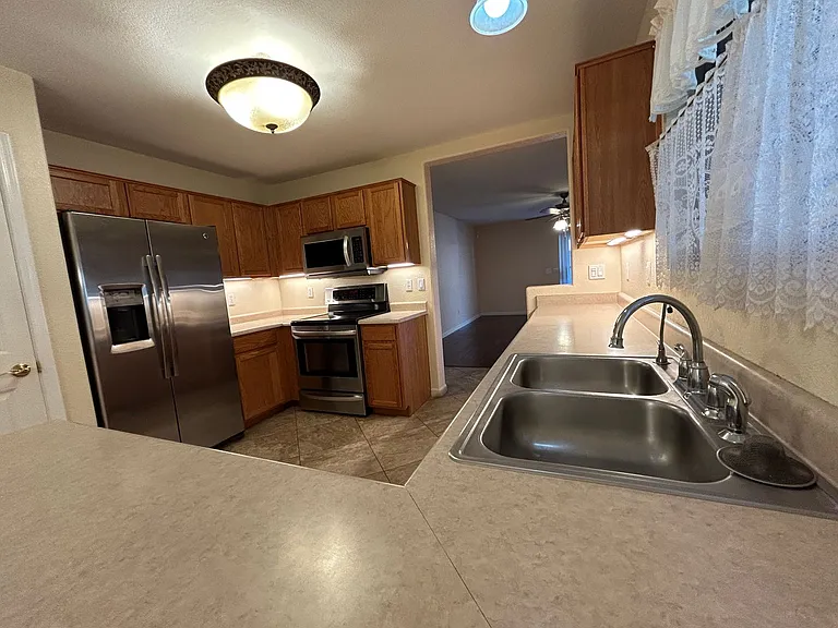 11418 W Cambridge Ave — Photo 9