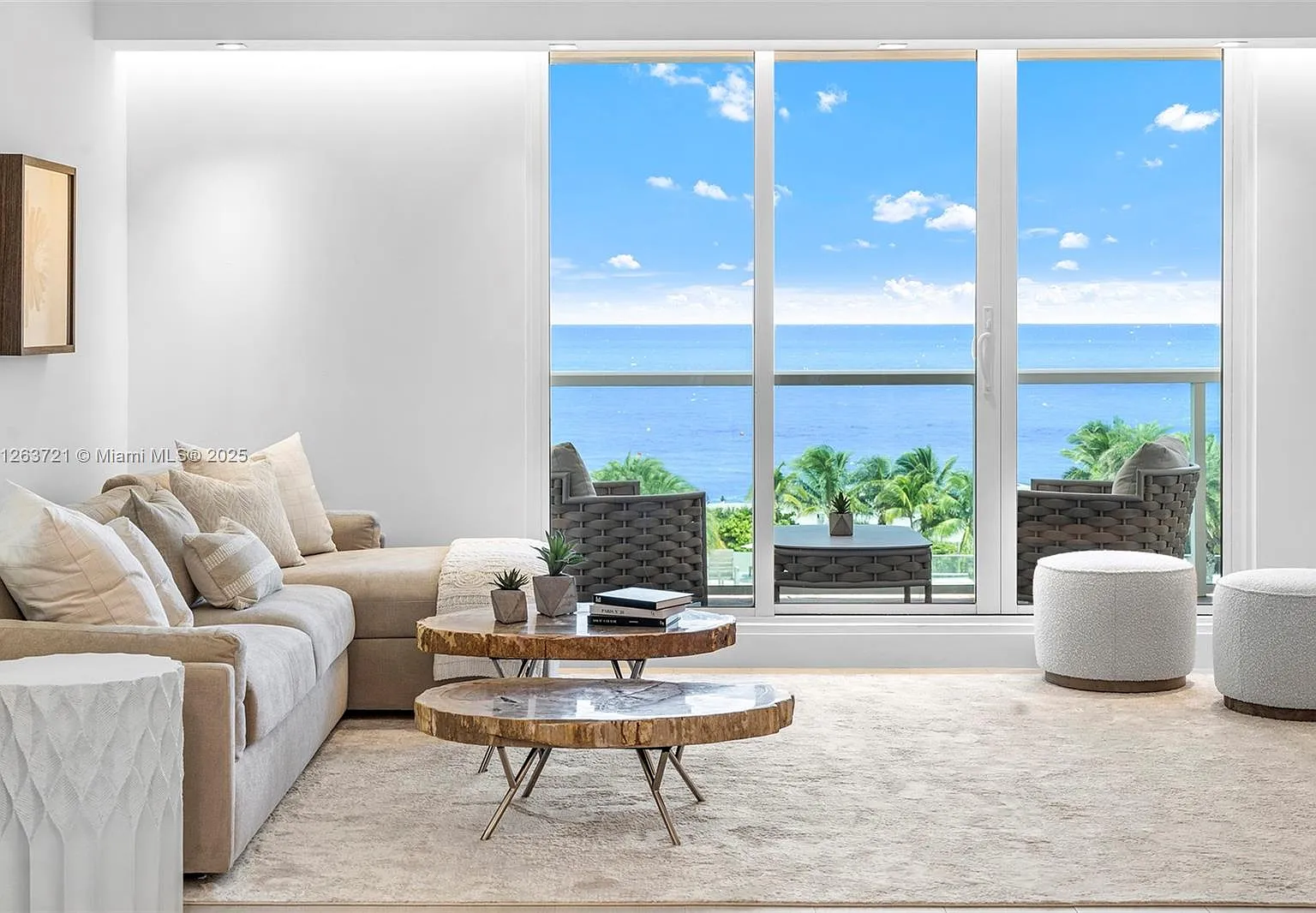 Roney Palace Condo — Photo 1