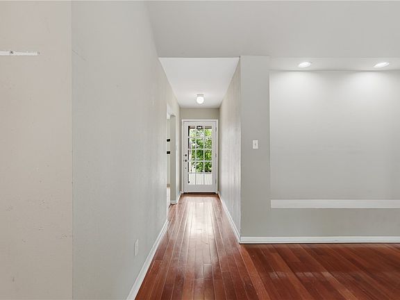 5th image of 1122 Westover St