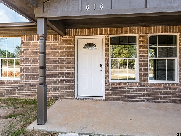 4th image of 616 E Giles
