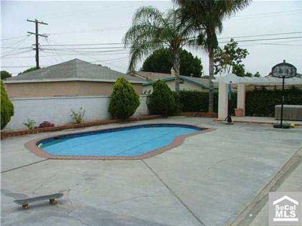 9000 sf lot with Pool