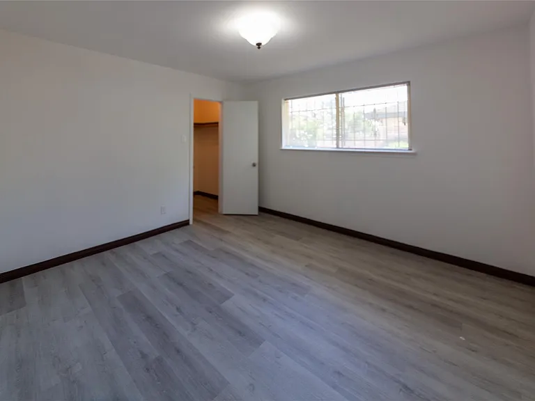 8826 Roos Rd — Photo 22