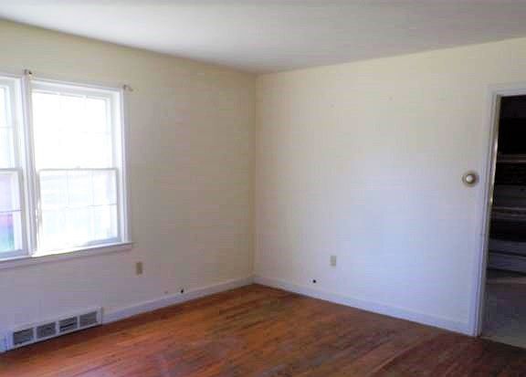 4th image of 5800 Lincoln Ave