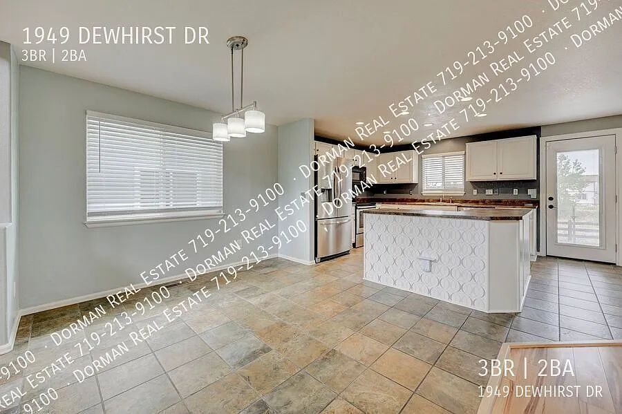 3 Bedroom with Pikes Peak Views — Photo 4