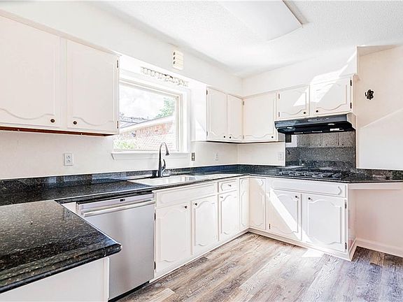 4th image of 2541 Valentine Ct