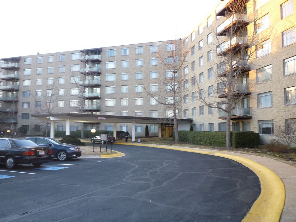 Luxury Hi Rise w/Balcony