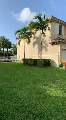 3 bed, 2.5 bath, 1895 sqft, $3,200 — Photo 2