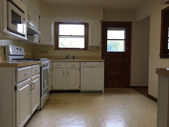 4th image of 94 Windsor Dr